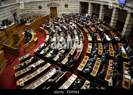 Athènes, Grèce. 06 avr, 2015. Le parlement hellénique de discuter au sujet de l'installation d'un comité parlementaire chargé d'examiner la dette du pays dans le contexte avec l'austérité mémorandum avec le FMI, l'UNION EUROPÉENNE BCE. Le parlement hellénique est le Parlement de la Grèce, situé dans l'ancien Palais Royal, donnant sur la place Syntagma à Athènes. © Aswestopoulos De Vacances Argyro/Pacific Press/Alamy Live News Banque D'Images