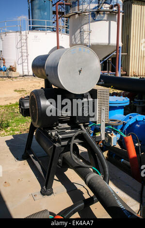 Pompes à eau à l'installation de traitement des eaux usées. L'eau traitée est ensuite utilisé pour l'irrigation et l'utilisation agricole. Photographié Banque D'Images