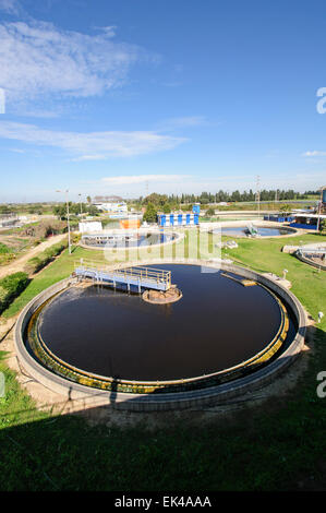 Installation de traitement des eaux usées. L'eau traitée est ensuite utilisé pour l'irrigation et l'utilisation agricole. Photographiée près de Hadera, Israe Banque D'Images