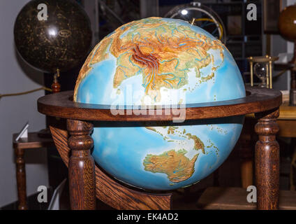 Close-up of a vintage globe sur poteaux de bois . Banque D'Images