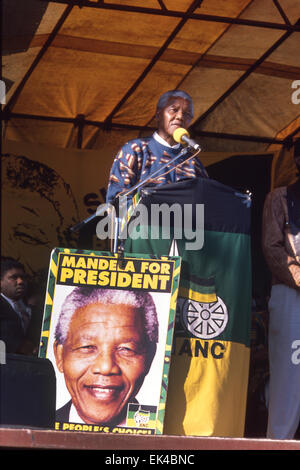 Mandela s'adresse à la communauté de pêcheurs de Hout Bay, Cape Town dans le cadre de la campagne électorale pour les premières élections démocratiques en Afrique du Sud.1994. Allan Boesak à partir de l'UDF, United Democratic Front se trouve à côté de lui. Banque D'Images