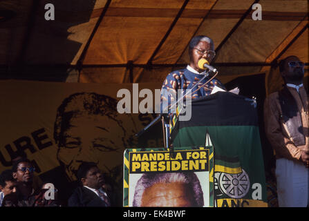 Mandela s'adresse à la communauté de pêcheurs de Hout Bay, Cape Town dans le cadre de la campagne électorale pour les premières élections démocratiques en Afrique du Sud.1994. Allan Boesak à partir de l'UDF, United Democratic Front se trouve à côté de lui. Banque D'Images