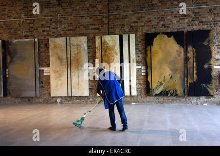 Un environnement plus entouré par le travail de l'artiste jeannette unite mops tranquillement le parquet de Youngblood galerie où Jeannette est en présentant une exposition intitulée Extractions au Cap. Banque D'Images