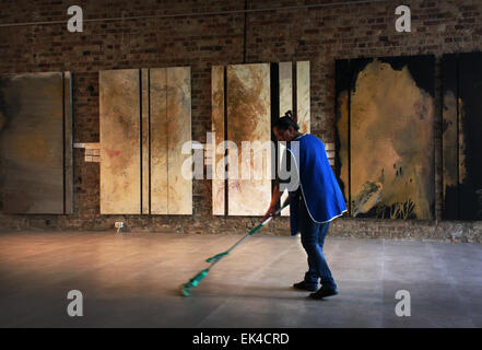 Un environnement plus entouré par le travail de l'artiste jeannette unite mops tranquillement le parquet de Youngblood galerie où Jeannette est en présentant une exposition intitulée Extractions au Cap. Banque D'Images