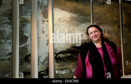 L'un de Jeannette Unite, un artiste de Cape Town's recent artworks, partie d'une exposition appelée extrait à Youngblood Gallery, Cape Town.Jeannette est un organisme indépendant artiste visuel qui a été l'exploration du paysage industriel de l'Afrique au cours des deux dernières décennies. Elle contient des minéraux, des résidus miniers et des sables bitumineux partie intégrante de son processus de fabrication propre des pastels et de la peinture. Banque D'Images