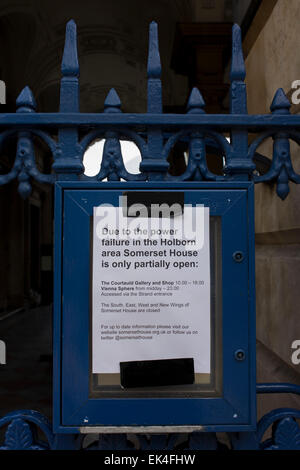 Un avis de coupure posté à l'extérieur de Somerset House dans le Strand, le centre de Londres. Ouvrir partiellement, les affaires et l'accès à ce lieu d'exposition pour les arts est perturbé en raison d'un feu électrique dans un poste électrique souterrain à proximité sur Kingsway qui provoquent des perturbations majeures pour les entreprises locales et throughroutes pour le trafic en flammes par rupture des tuyaux de gaz évacué à travers les trous de la route et des chaussées. Perte d'alimentation électrique de bars locaux et d'entreprises, la fermeture de magasins et d'évacuation des bureaux. Banque D'Images