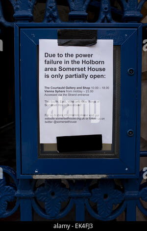 Un avis de coupure posté à l'extérieur de Somerset House dans le Strand, le centre de Londres. Ouvrir partiellement, les affaires et l'accès à ce lieu d'exposition pour les arts est perturbé en raison d'un feu électrique dans un poste électrique souterrain à proximité sur Kingsway qui provoquent des perturbations majeures pour les entreprises locales et throughroutes pour le trafic en flammes par rupture des tuyaux de gaz évacué à travers les trous de la route et des chaussées. Perte d'alimentation électrique de bars locaux et d'entreprises, la fermeture de magasins et d'évacuation des bureaux. Banque D'Images