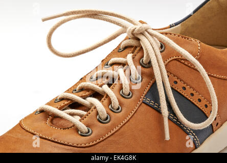 Les lacets en close up et Brown Shoe isolated on white Banque D'Images