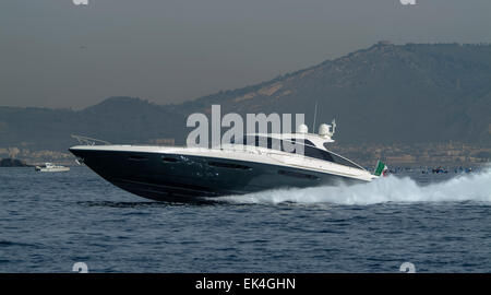 L'Italie, au large de la côte de Naples, Atlantica bateau yacht (chantier : Cantieri di Baia) Banque D'Images