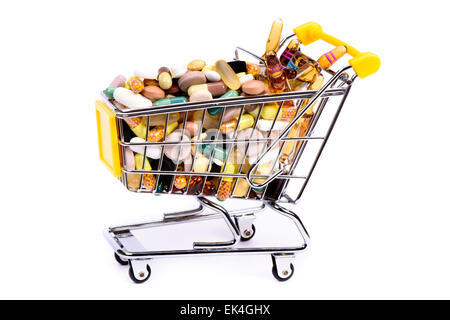 Pilules médical dans le panier comme symbole pour Internet et shopping Banque D'Images