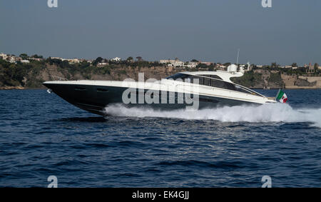 L'Italie, au large de la côte de Naples, Atlantica bateau yacht (chantier : Cantieri di Baia) Banque D'Images