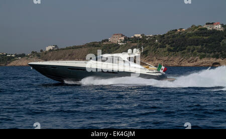 L'Italie, au large de la côte de Naples, Atlantica bateau yacht (chantier : Cantieri di Baia) Banque D'Images