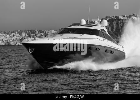 L'Italie, au large de la côte de Naples, Atlantica bateau yacht (chantier : Cantieri di Baia) Banque D'Images