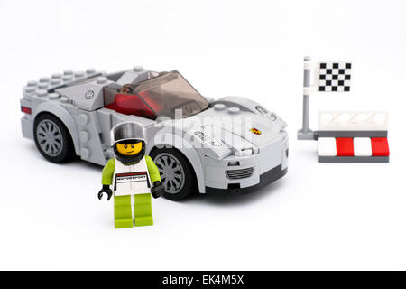 Tambov, Fédération de Russie - 15 mars 2015 Porsche 918 Spyder par LEGO Champions de vitesse avec chauffeur sur fond blanc. Banque D'Images