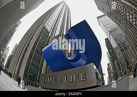 Compte tenu de l'objectif Fisheye Time & Life Building sur West 50th Street et Avenue des Amériques à Midtown Manhattan, New York. Banque D'Images