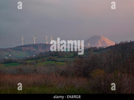 L'Italie, Campanie, Salerne, campagne, Eolic éoliennes Banque D'Images