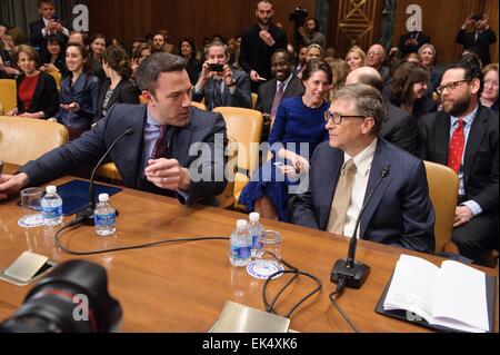 L'acteur Ben Affleck parle avec le fondateur de Microsoft Bill Gates avant de venir témoigner à l'audience du sous-comité des crédits du Sénat sur la diplomatie, le développement et la sécurité nationale dans le Dirsken Immeuble de bureaux du Sénat le 26 mars 2015 à Washington, DC. Banque D'Images