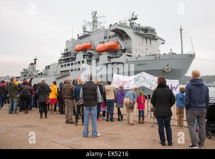 RFA Argus revient à Falmouth, publiez un déploiement en Sierra Leone à l'appui de l'urgence de l'aide d'Ebola Banque D'Images