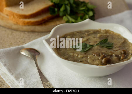 Shot de champignons et pommes de terre soupe de crème dans un bol blanc Banque D'Images