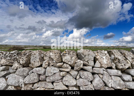 Italie, Sicile, campagne, typique sicilienne fait main mur de pierre Banque D'Images