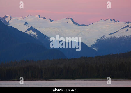 Coucher du soleil, le Frederick Sound, la Forêt Nationale Tongass en Alaska. Banque D'Images