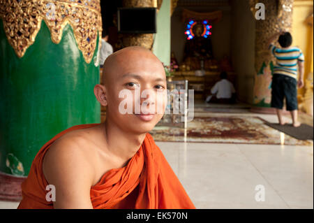 Jeune moine sourit à la caméra dans la pagode Shwedagon à Yangon Myanmar Banque D'Images