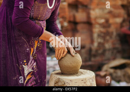 Pot en argile création artisanat traditionnel au vietnam Banque D'Images