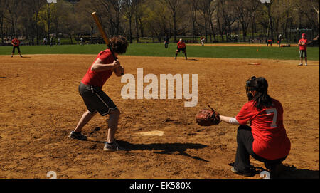 Les jeunes adultes jouer au baseball à l'Heckscher Ballfields dans Central Park, New York Banque D'Images