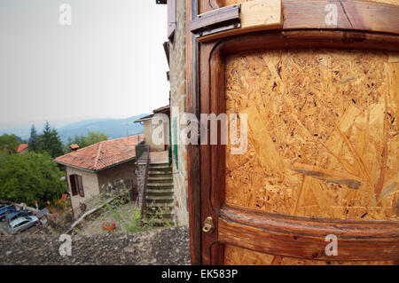 Porte en bois ancienne, Quota di Poppi, Casentino, Toscane Banque D'Images