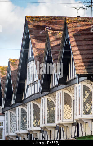 Gables et demi-planches sur des maisons dans le sud de l'Angleterre. Banque D'Images