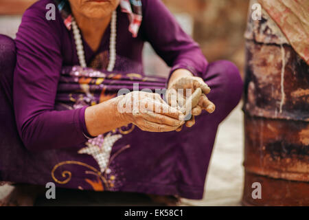 Pot en argile création artisanat traditionnel au vietnam Banque D'Images