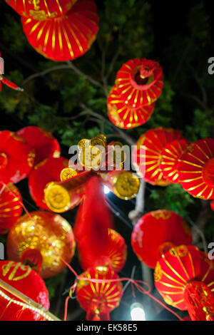 Lanternes rouges et lucky savoir sur fond voir le nouvel an chinois Banque D'Images