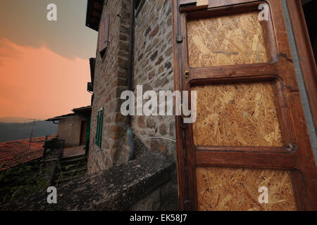 Maison Médiévale au coucher du soleil, le contingentement di Poppi, Casentino, Toscane Banque D'Images