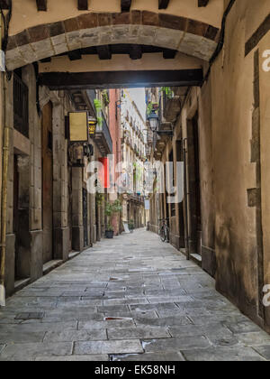 Petite rue du quartier gothique de Barcelone, Espagne Banque D'Images