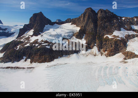 Vue aérienne de montagnes côtières près de Juneau, Alaska, la Forêt nationale de Tongass. Banque D'Images