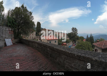 Vue de village, Quota di Poppi, Casentino, Toscane Banque D'Images