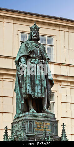 Prague, statue en bronze de Charles IV, empereur romain germanique et roi de Bohême. Banque D'Images