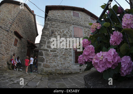 Les enfants du village, Quota di Poppi, Casentino, Toscane Banque D'Images