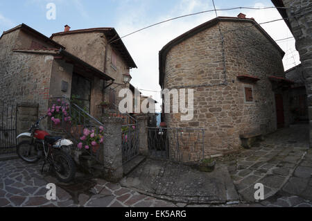 Maisons anciennes en pierre, Quota di Poppi, Casentino, Toscane Banque D'Images