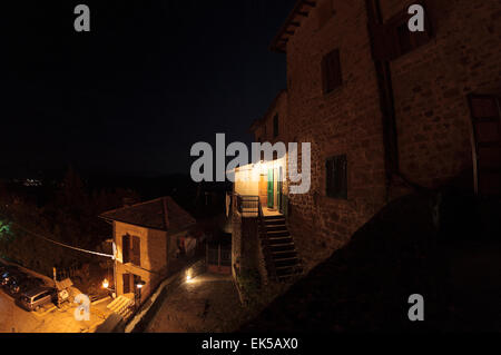 Village médiéval de nuit,Quota di Poppi, Casentino Toscane, Banque D'Images