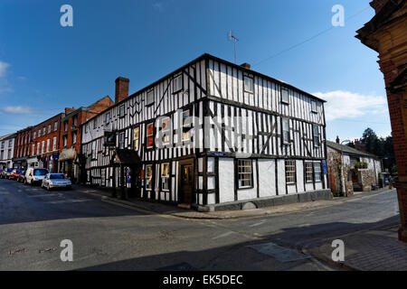 Le demi-cadre en bois à l'hôtel faucon, Bromyard Herefordshire, Angleterre est riche en histoire. Banque D'Images