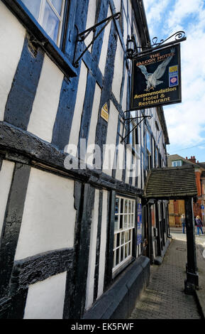 Le demi-cadre en bois à l'hôtel faucon, Bromyard Herefordshire, Angleterre est riche en histoire. Banque D'Images