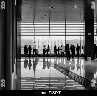 L'Italie, la Sicile, l'aéroport Comiso, personnes en attente de vols d'arrivée Banque D'Images