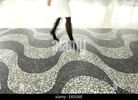 Sol en mosaïque en courbes avec pieds abstrait Banque D'Images