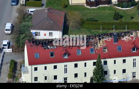 Vue de la chambre avec une charpente incendiée dans Troeglitz, Allemagne, 07 avril 2015. Il y a eu un incendie dans l'immeuble dans la nuit du samedi 04 avril 2015. Les demandeurs d'asile sont logés dans la chambre. Après l'incendie criminel dans l'État presque fini accueil des réfugiés, l'État vise à organiser d'autres appartements dans la région pour les demandeurs d'asile le plus rapidement possible. Photo : HENDRIK SCHMIDT/dpa Banque D'Images