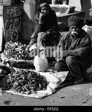 L'Inde, Delhi, couple indien la vente de bananes dans un marché local Banque D'Images