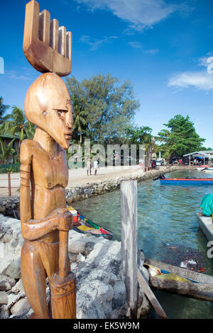 Sculptures sur bois traditionnel grace la jetée principale de la ville de Gizo sur la province de l'Ouest île de Ghizo, Îles Salomon. Banque D'Images