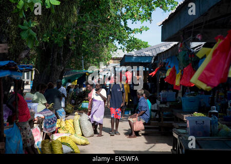 Un marché au bord de l'occupation est le point central d'activités dans la ville de Gizo, la deuxième plus grande ville dans les Îles Salomon. Banque D'Images