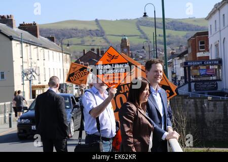 Newtown, UK. 7 avril, 2015. Vice-premier ministre et leader de la lib Dems, Nick Clegg, visites Newtown dans le Montgomeryshire circonscription dans le cadre de sa campagne pour les votes dans l'élection générale, au Royaume-Uni. Crédit : Jon Freeman/Alamy Live News Banque D'Images