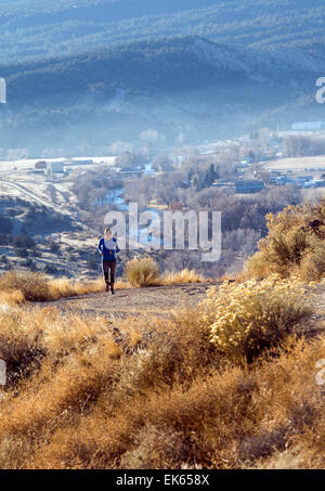 Belle jeune femme s'exécutant sur des sentiers de montagne près de Salida, Colorado, USA Banque D'Images